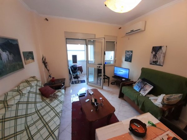 Tirane, jepet me qera apartament 1+1+Ballkon Kati 2, 65 m² 450 € (komuna e parisit)