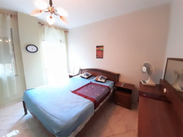 Tirane, jepet me qera apartament 1+1+Ballkon Kati 2, 65 m² 450 € (komuna e parisit)