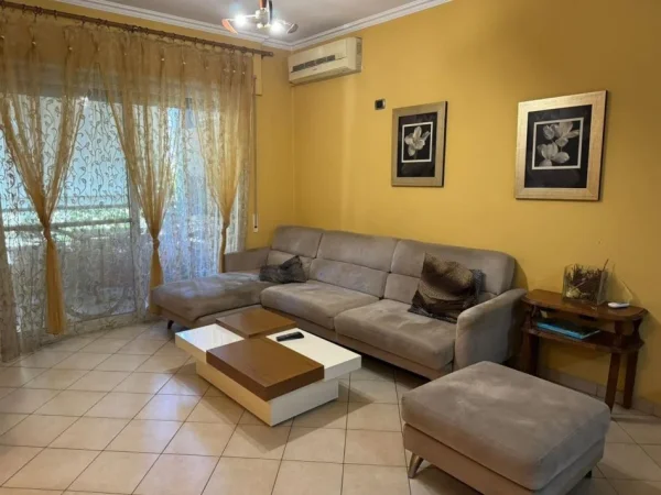 Tirane, jepet me qera apartament 2+1+Aneks+Ballkon Kati 3, 94 m² 600 € (komuna e parisit)