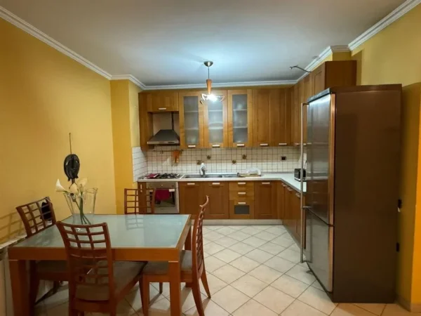 Tirane, jepet me qera apartament 2+1+Aneks+Ballkon Kati 3, 94 m² 600 € (komuna e parisit)