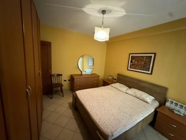 Tirane, jepet me qera apartament 2+1+Aneks+Ballkon Kati 3, 94 m² 600 € (komuna e parisit)
