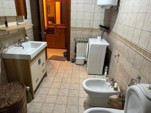 Tirane, jepet me qera apartament 2+1+Aneks+Ballkon Kati 3, 94 m² 600 € (komuna e parisit)