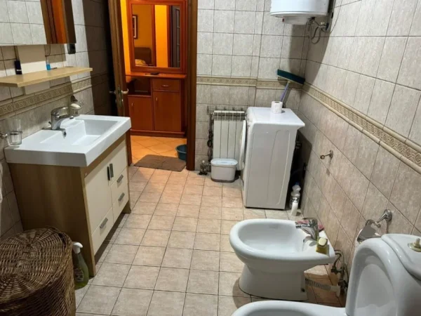 Tirane, jepet me qera apartament 2+1+Aneks+Ballkon Kati 3, 94 m² 600 € (komuna e parisit)
