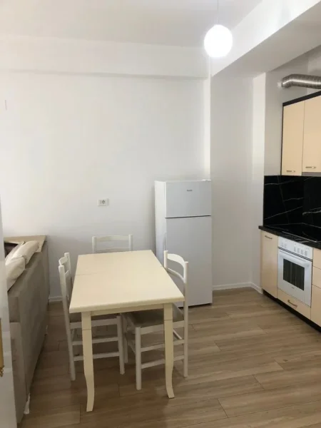 Tirane, jepet me qera apartament 2+1+Ballkon Kati 2, 70 m² 500 € (ali demi)