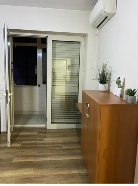 Tirane, jepet me qera zyre Kati 3, 100 m² 700 € (qender)