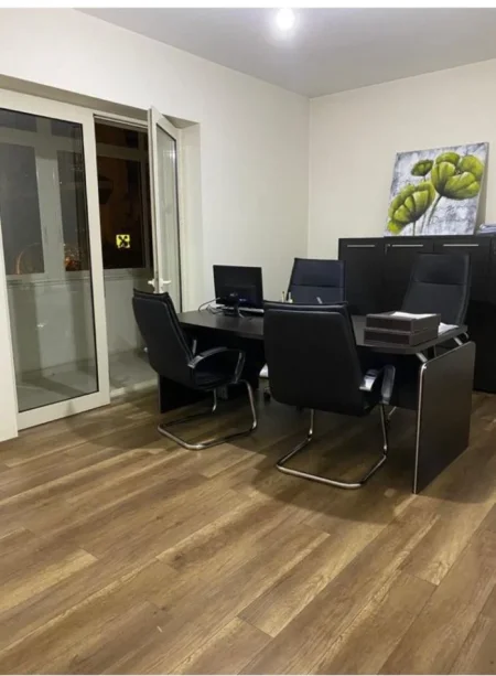 Tirane, jepet me qera zyre Kati 3, 100 m² 700 € (qender)
