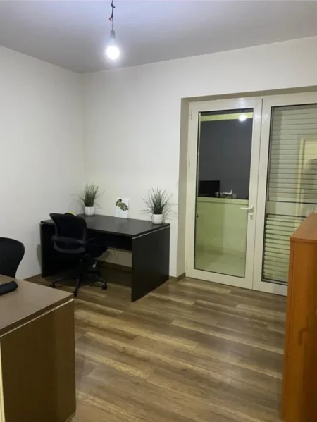Tirane, jepet me qera zyre Kati 3, 100 m² 700 € (qender)