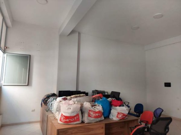 Tirane, jepet me qera ambjent biznesi Kati 1, 56 m² 600 €