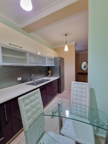 Tirane, jepet me qera apartament 1+1 Kati 2, 72 m² 800 € (Sheshi Wilson)