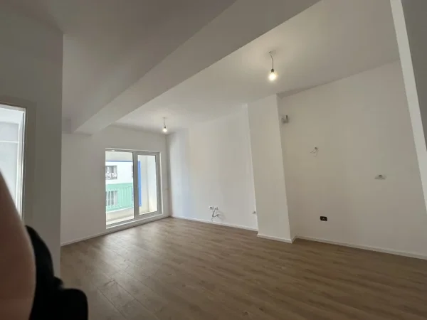Apartament 1+1 ne shitje, siperfaqe 63,6 m2, ne katin e 3-te, Cmimi per m2 1300 eur, Kompleksi Kaimi