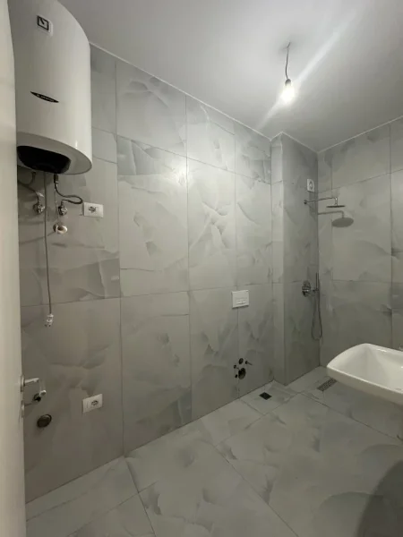 Apartament 1+1 ne shitje, siperfaqe 63,6 m2, ne katin e 3-te, Cmimi per m2 1300 eur, Kompleksi Kaimi