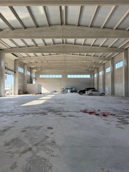 Tirane, jepet me qera magazine Kati 0, 1.500 m² 7.500 € (Aeroport - Rinas)