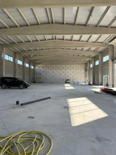 Tirane, jepet me qera magazine Kati 0, 1.500 m² 7.500 € (Aeroport - Rinas)