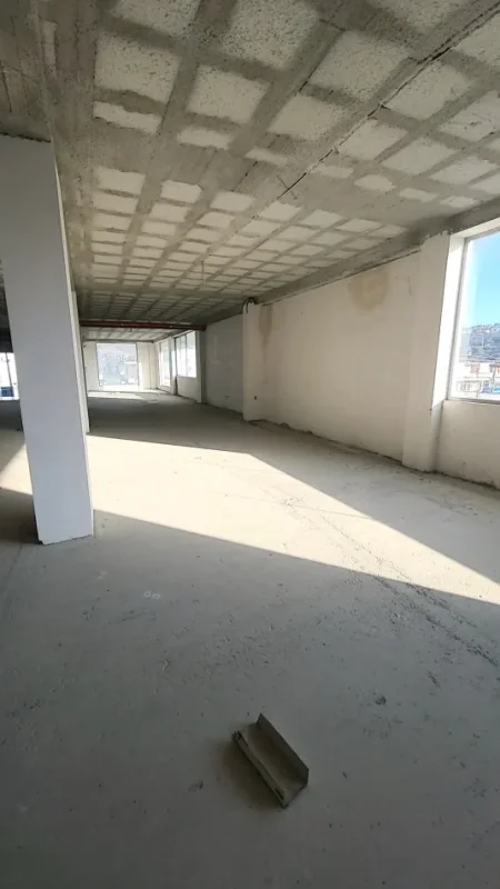 Lushnje, shitet ambjent biznesi Kati 1, 350 m² (Shetitorja Stadiumit)