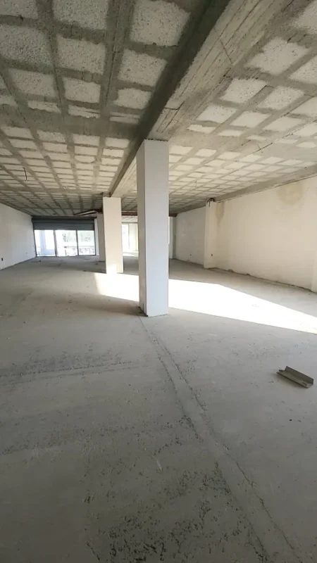 Lushnje, shitet ambjent biznesi Kati 1, 350 m² (Shetitorja Stadiumit)