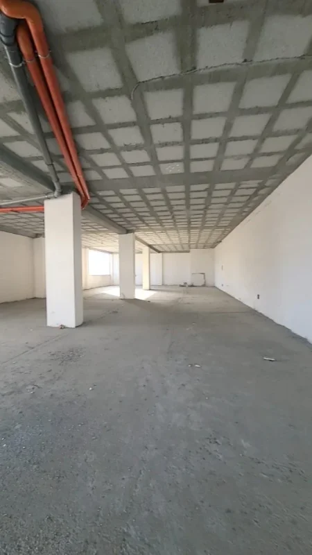 Lushnje, shitet ambjent biznesi Kati 1, 350 m² (Shetitorja Stadiumit)