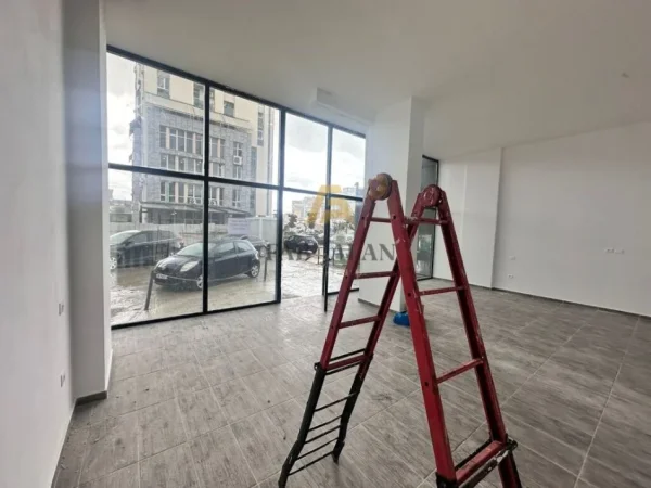 Tirane, jepet me qera ambjent biznesi Kati 0, 75 m² 650 € (Ish Fusha e Aviacionit)