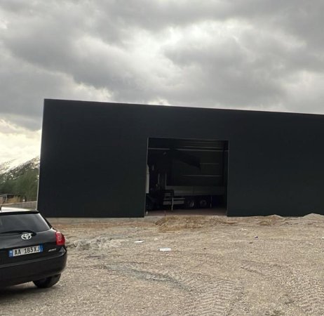 Tirane, jepet me qera magazine Kati 0, 550 m² 4.000 € (Surrel, mbi Liqenin e Farkës)