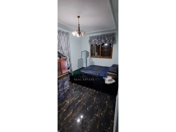 JEPET ME QERA APARTAMENT 3+1 TEK SHKOLLA E KUQE
