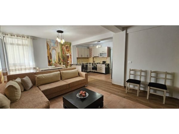 Tirane, jepet me qera apartament 2+1 Kati 8, 107 m² 650 € (Bulevardi Zogu i Pare)