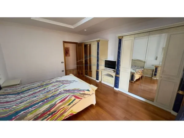 Tirane, jepet me qera 3+1+Aneks+Ballkon Kati 8, 200 m² 1.000 € (Komuna e Parisit)