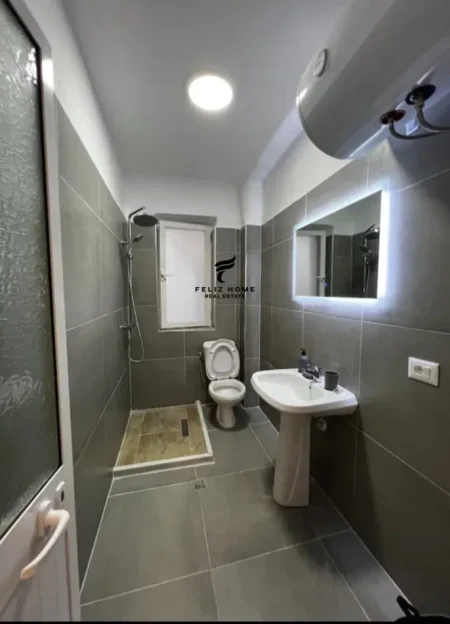 Tirane, jepet me qera apartament 2+1+Ballkon Kati 3, 88 m² 700 € (21 DHJETORI)