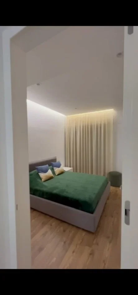 Tirane, jepet me qera apartament 2+1 , 1.200 m² 1.200 € (tek Kompleksi Delijorgji)