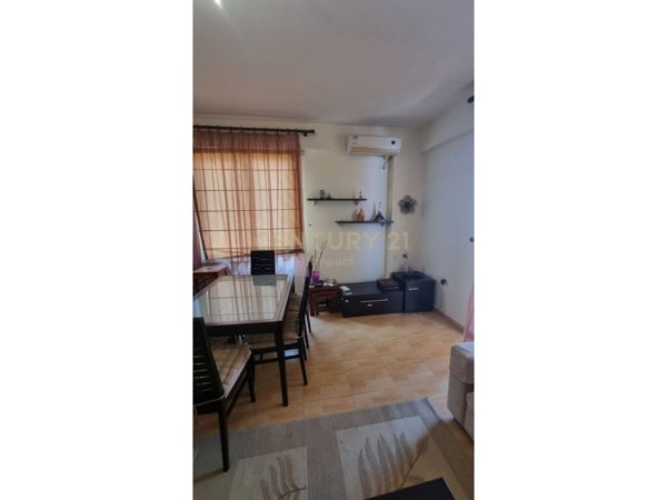 Tirane, jap me qera apartament 2+1 , 115 m² 700 € (Komuna e Parisit)