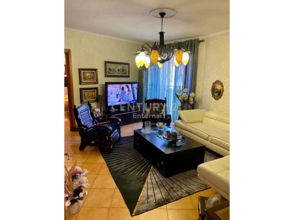 Tirane, jepet me qera 1+1 Kati 4, 700 € (air albania)