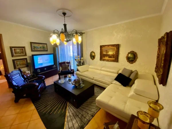 Tirane, jepet me qera 1+1 Kati 4, 700 € (air albania)