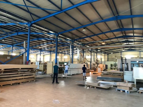 Tirane, jepet me qera magazine Kati 0, 2.600 m² 6.000 € (Autostrada Tirane-Durres)