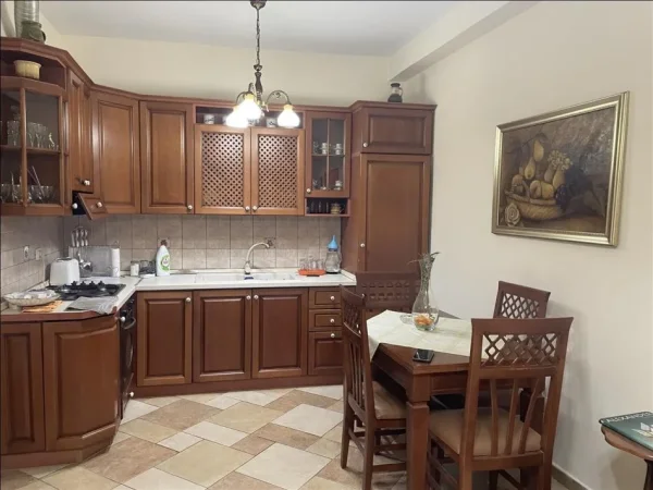 Tirane, jepet me qera apartament 2+1+Ballkon Kati 6, 100 m² 680 € (JORDAN MISJA HARRY FULTZ)
