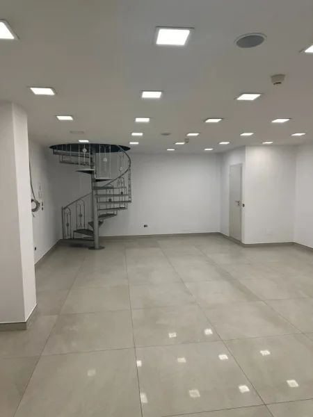 Tirane, jepet me qera ambjent biznesi Kati 0, 201 m² 1.500 € (laprake)