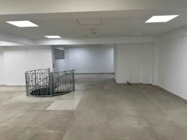 Tirane, jepet me qera ambjent biznesi Kati 0, 201 m² 1.500 € (laprake)