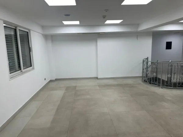 Tirane, jepet me qera ambjent biznesi Kati 0, 201 m² 1.500 € (laprake)