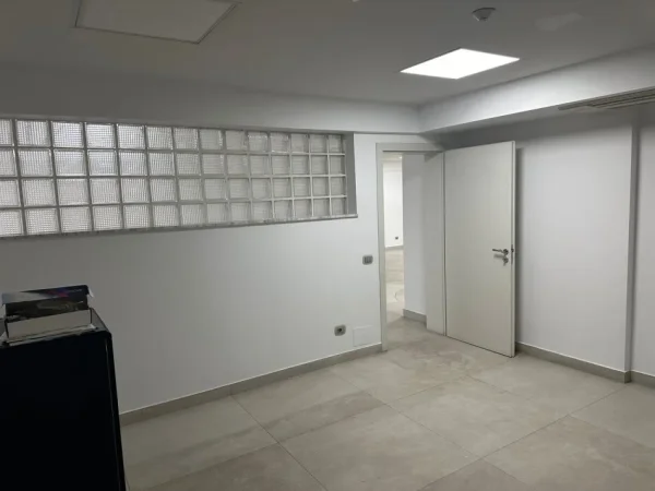 Tirane, jepet me qera ambjent biznesi Kati 0, 201 m² 1.500 € (laprake)