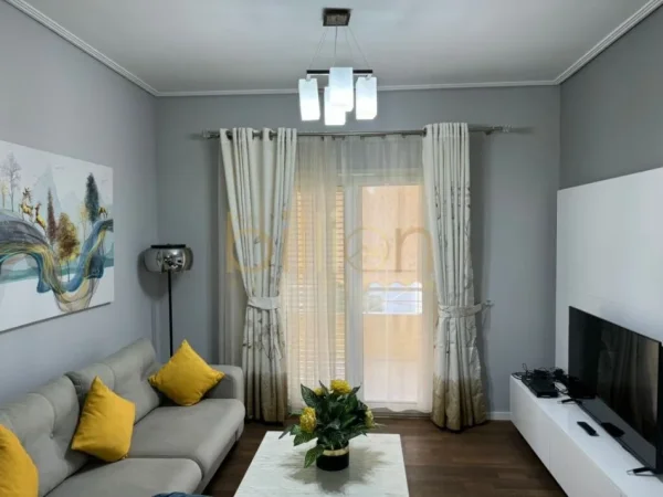Tirane, jepet me qera apartament 2+1+Ballkon Kati 3, 100 m² 600 € (Spitali QSUT, Tirana, Albania)