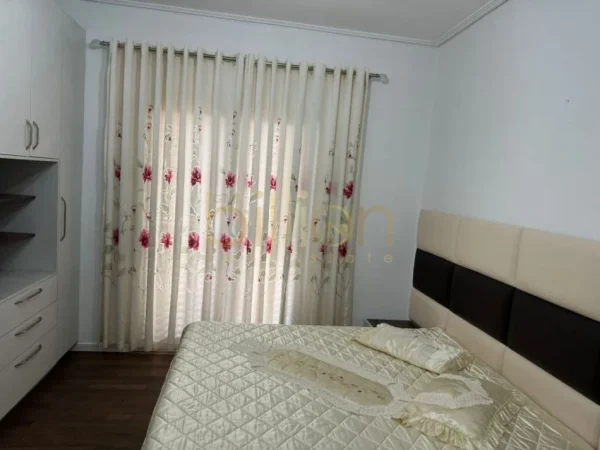 Tirane, jepet me qera apartament 2+1+Ballkon Kati 3, 100 m² 600 € (Spitali QSUT, Tirana, Albania)