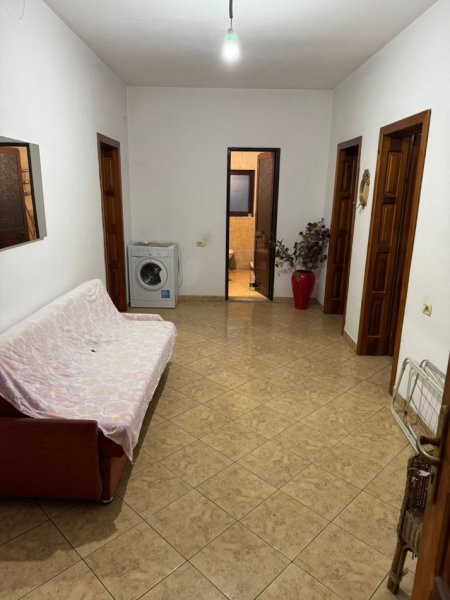 Tirane, jepet me qera apartament 2+1+Ballkon Kati 3, 110 m² 400 € (Prane shkolles Aleks Buda)