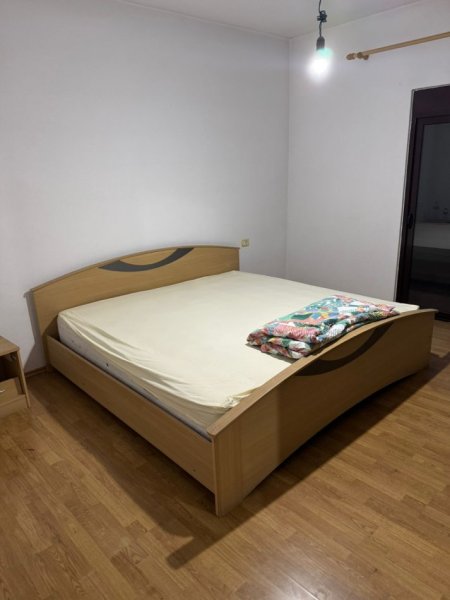 Tirane, jepet me qera apartament 2+1+Ballkon Kati 3, 110 m² 400 € (Prane shkolles Aleks Buda)