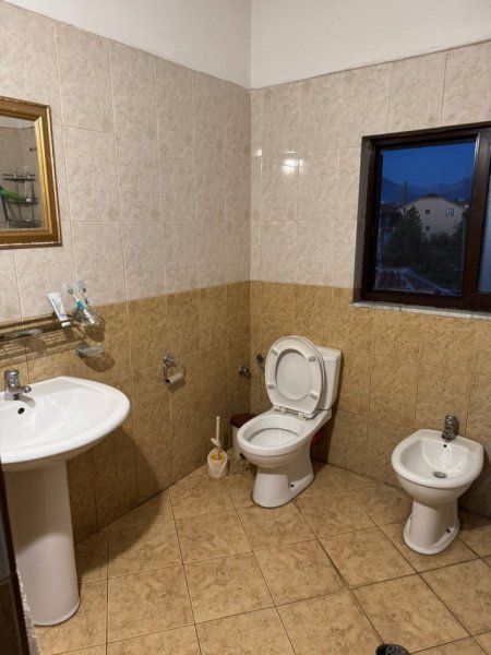 Tirane, jepet me qera apartament 2+1+Ballkon Kati 3, 110 m² 400 € (Prane shkolles Aleks Buda)