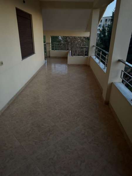 Tirane, jepet me qera apartament 2+1+Ballkon Kati 3, 110 m² 400 € (Prane shkolles Aleks Buda)