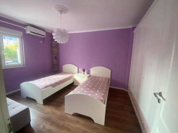 Tirane, jepet me qera apartament 3+1+Aneks+Ballkon Kati 3, 111 m² 800 € (rruga e kavajes)