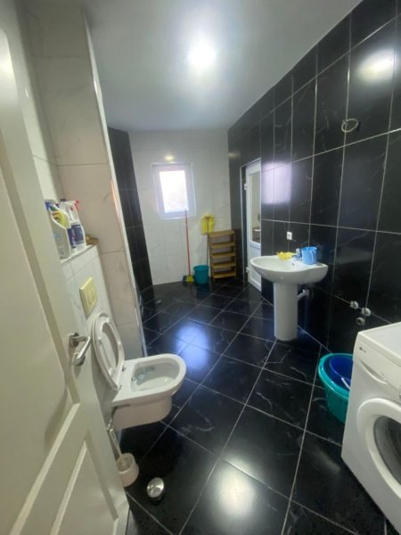 Tirane, jepet me qera apartament 3+1+Aneks+Ballkon Kati 3, 111 m² 800 € (rruga e kavajes)