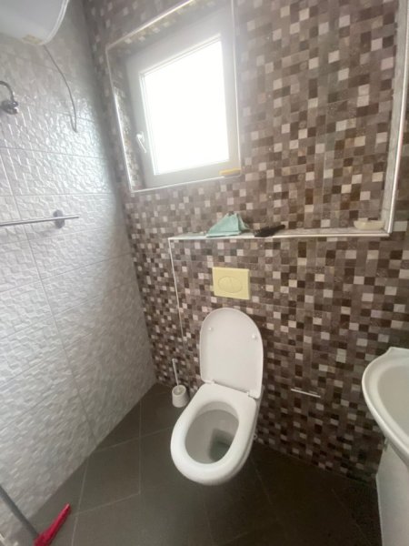 Tirane, jepet me qera apartament 3+1+Aneks+Ballkon Kati 3, 111 m² 800 € (rruga e kavajes)
