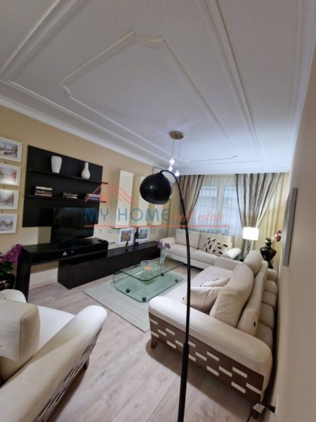 Tirane, jepet me qera apartament 1+1+Ballkon Kati 2, 72 m² 800 € (Bllok)