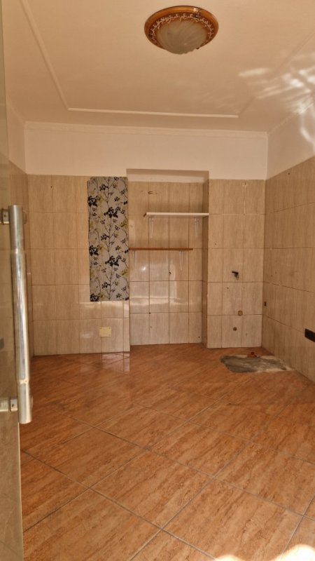 Tirane, jap me qera dyqan Kati 0, 201 € (Sitki cico)
