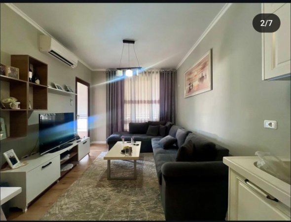 Tirane, jepet me qera apartament 2+1 Kati 1, 85 m² 500 € (fresku)