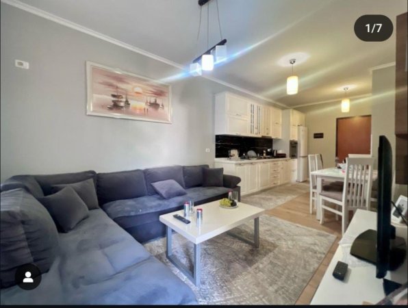 Tirane, jepet me qera apartament 2+1 Kati 1, 85 m² 500 € (fresku)