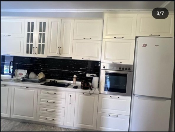 Tirane, jepet me qera apartament 2+1 Kati 1, 85 m² 500 € (fresku)